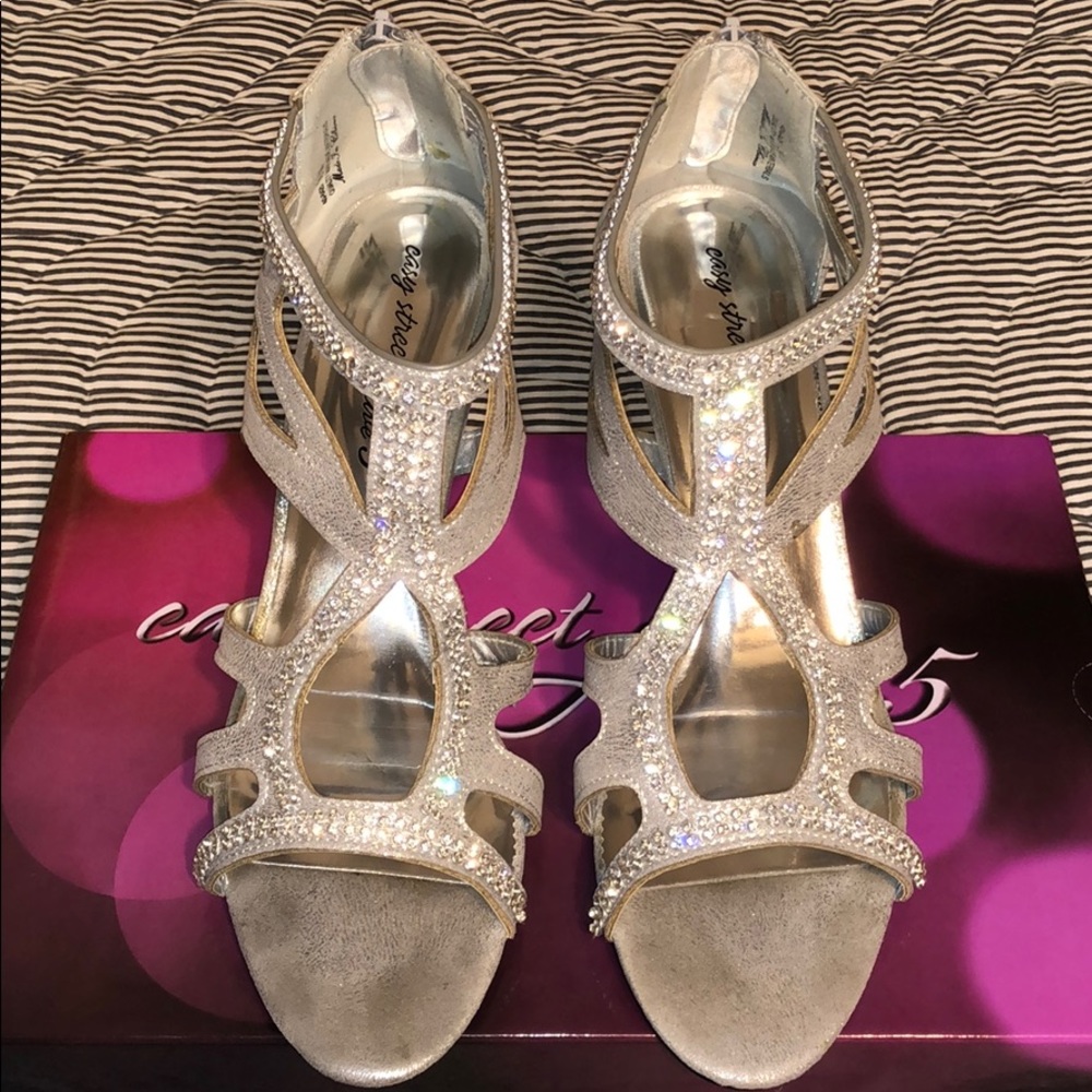 Silver Heels - Picture 2 of 6